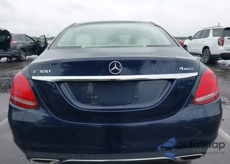 2015 Mercedes-Benz C 300 4Matic z USA, uszkodzony, nr VIN 55SWF4KB4FU088140